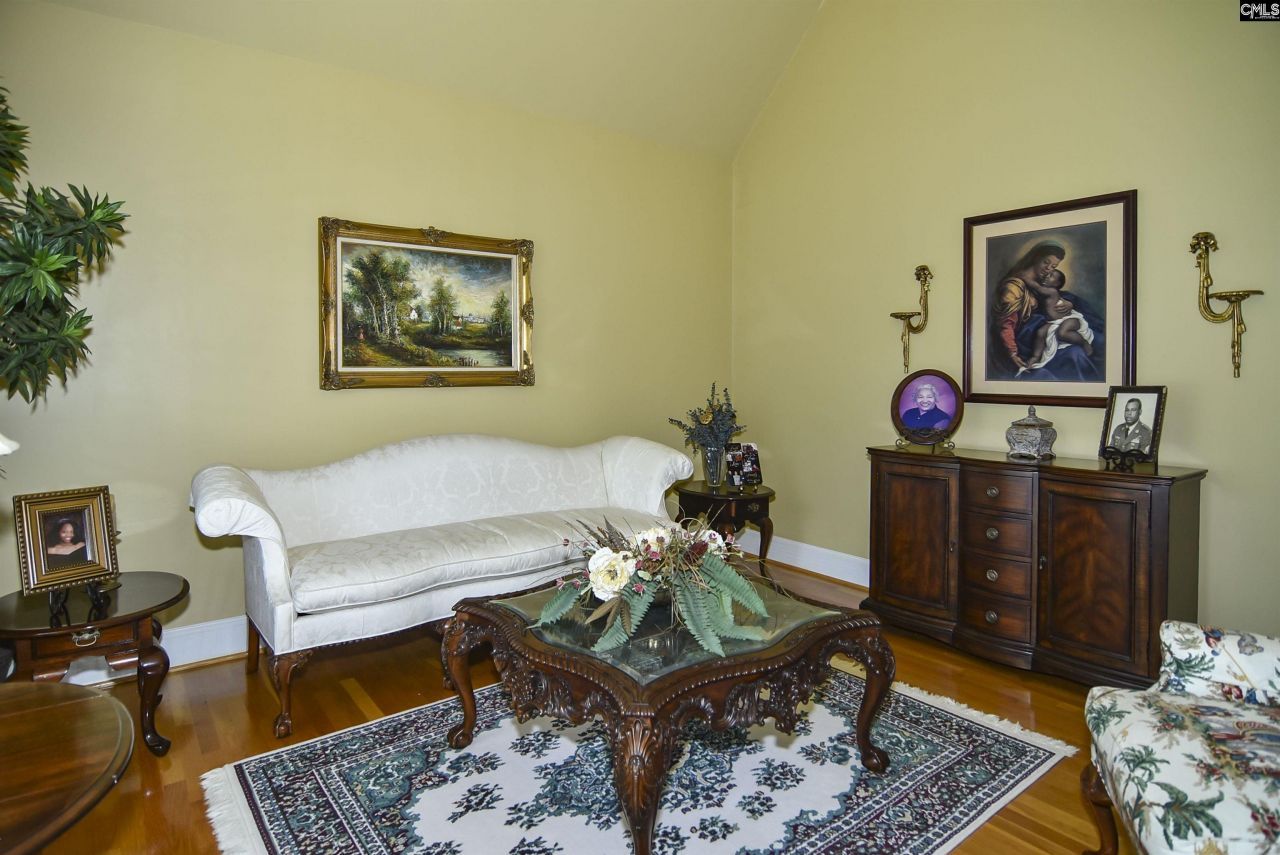 568 Charles Court  Photo 5