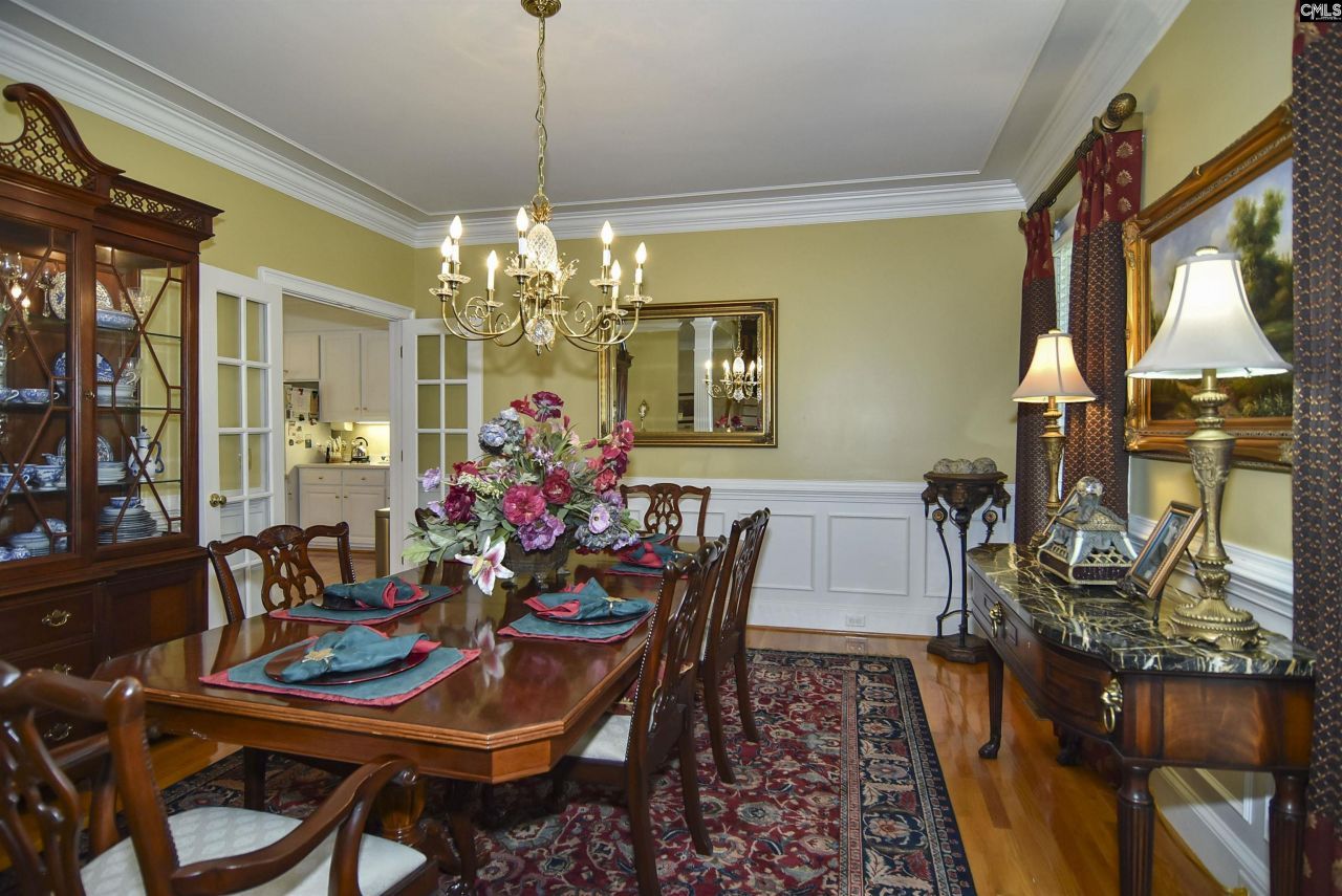 568 Charles Court  Photo 6