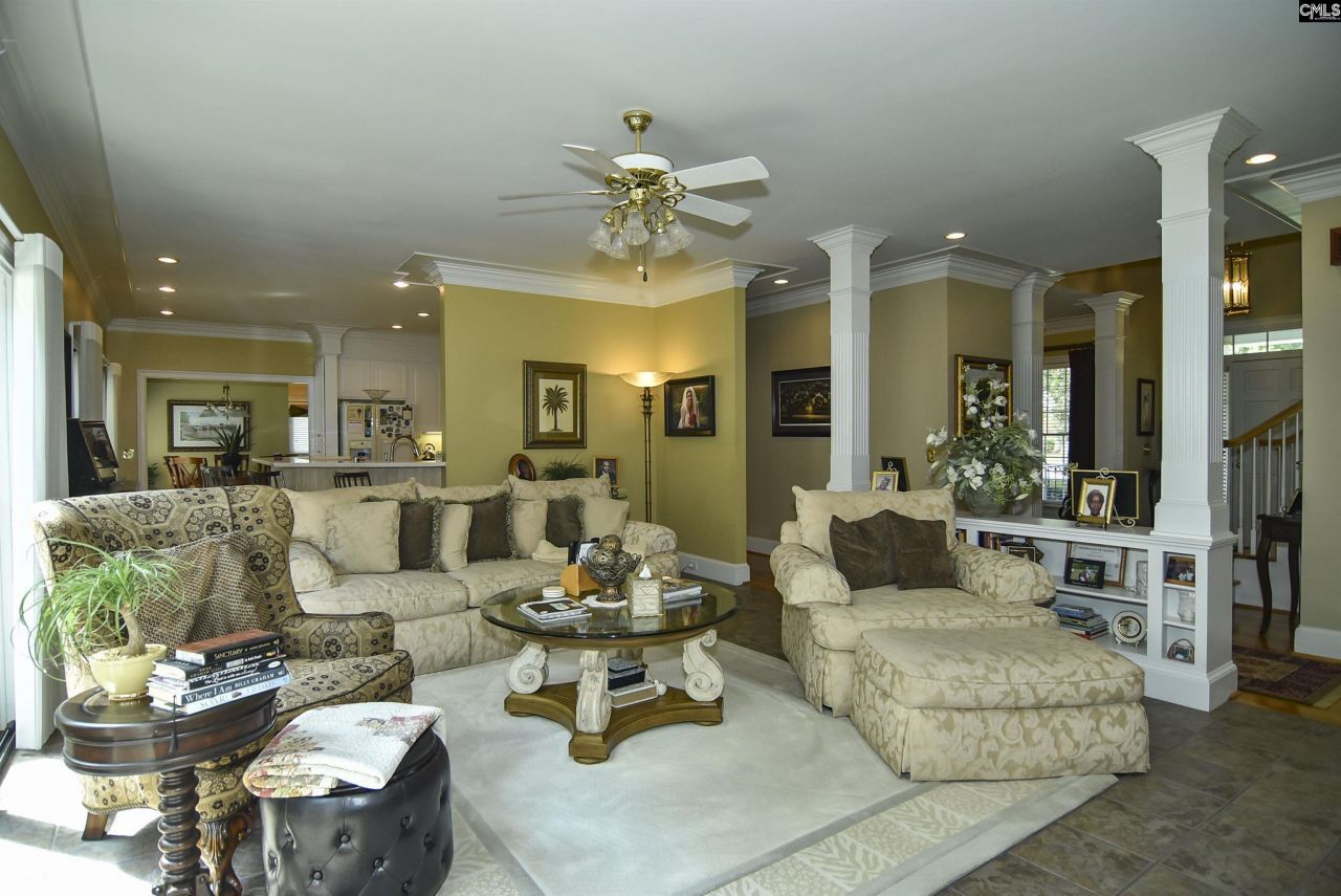 568 Charles Court  Photo 9