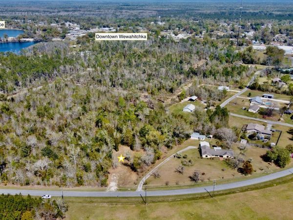 703 W River Road , Wewahitchka, FL 32465