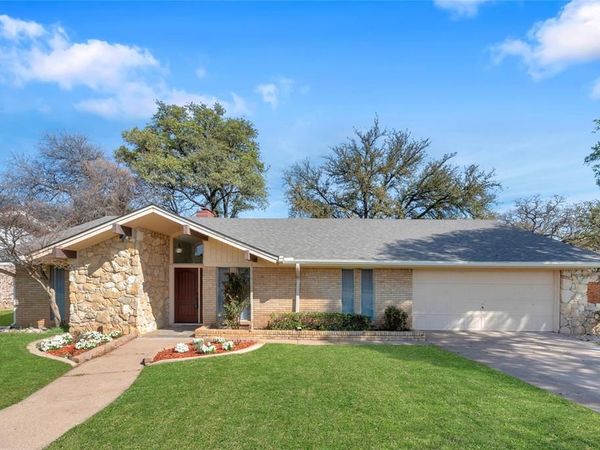 224 Plainview Drive, Hurst, TX 76054