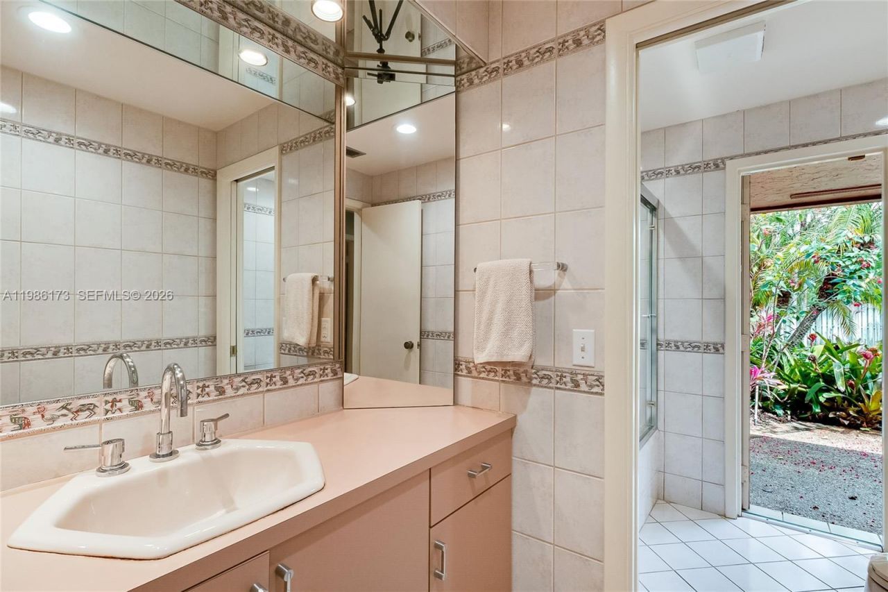 2011 NE 211th Ter , Miami, FL 33179 Photo