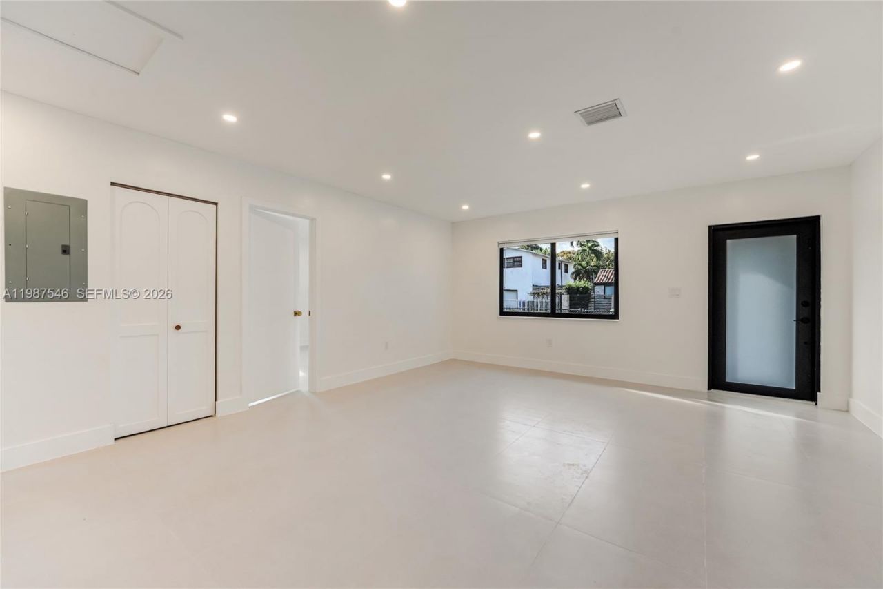 1017 NW 47th St , Miami, FL 33127 Photo