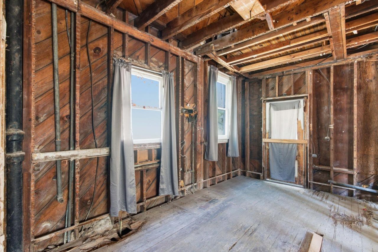 1130 King Street Photo 10