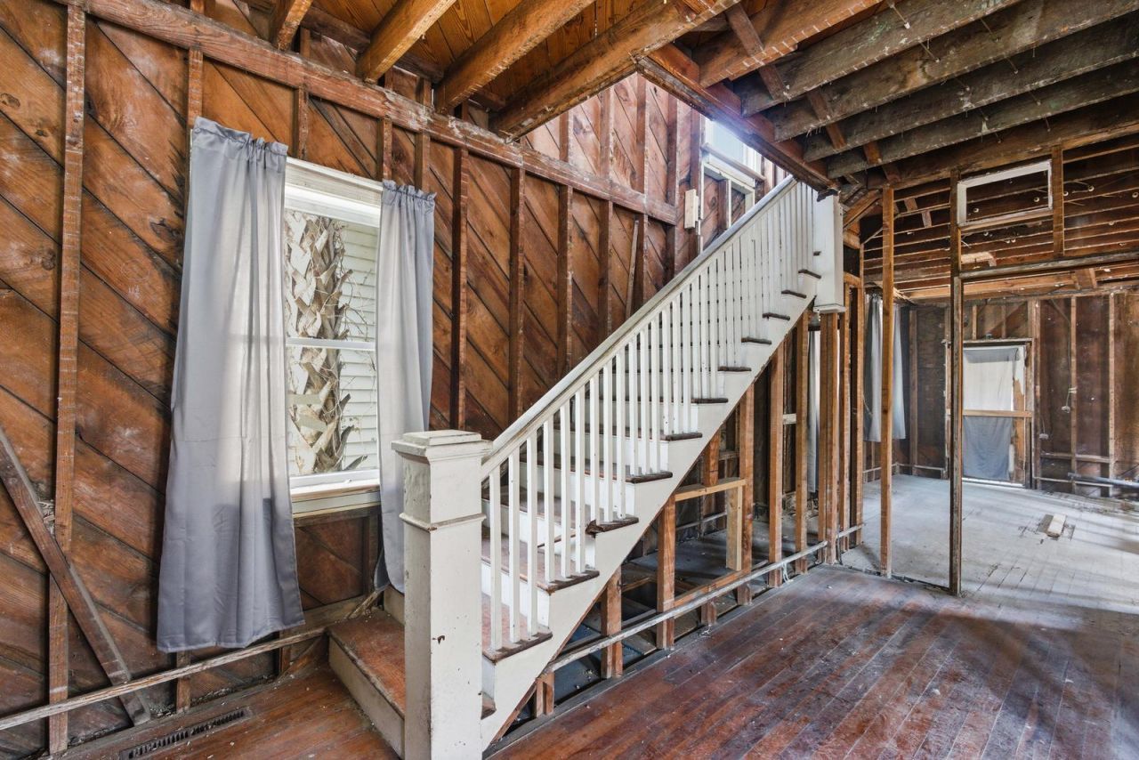 1130 King Street Photo 11