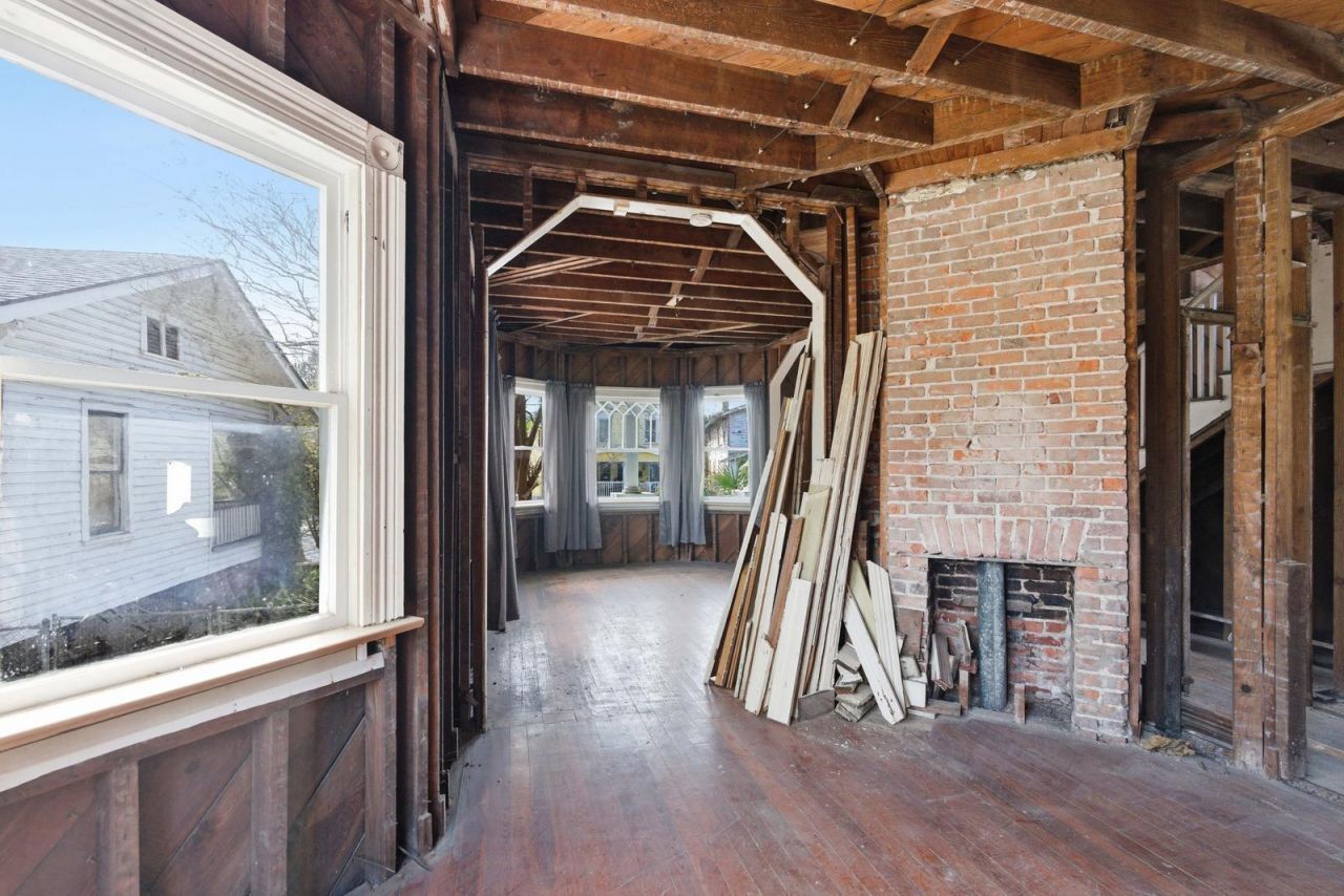 1130 King Street Photo 12