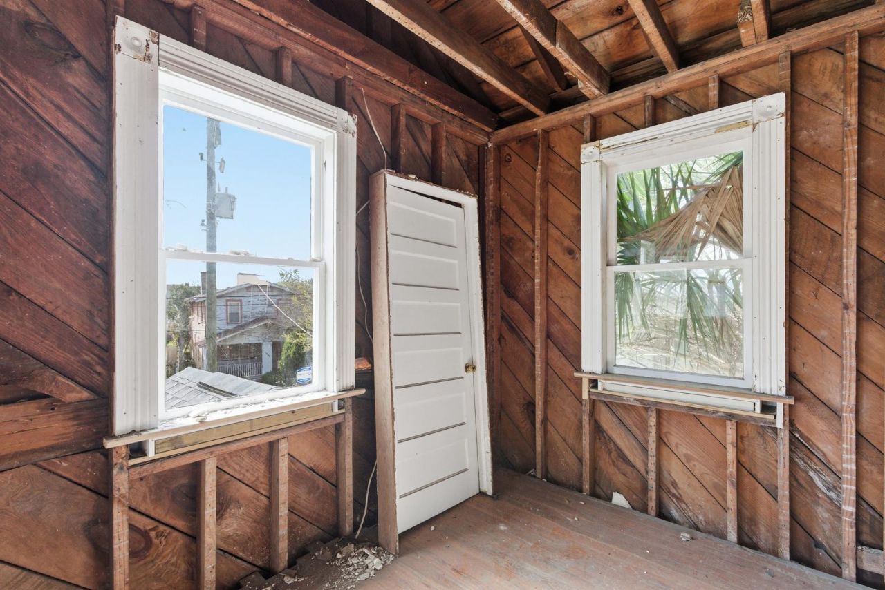 1130 King Street Photo 14