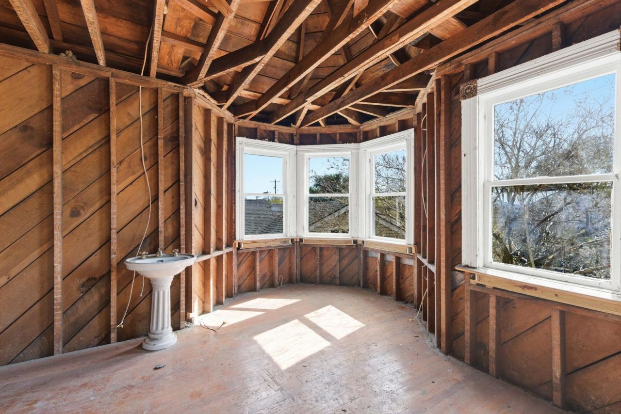 1130 King Street Photo 15