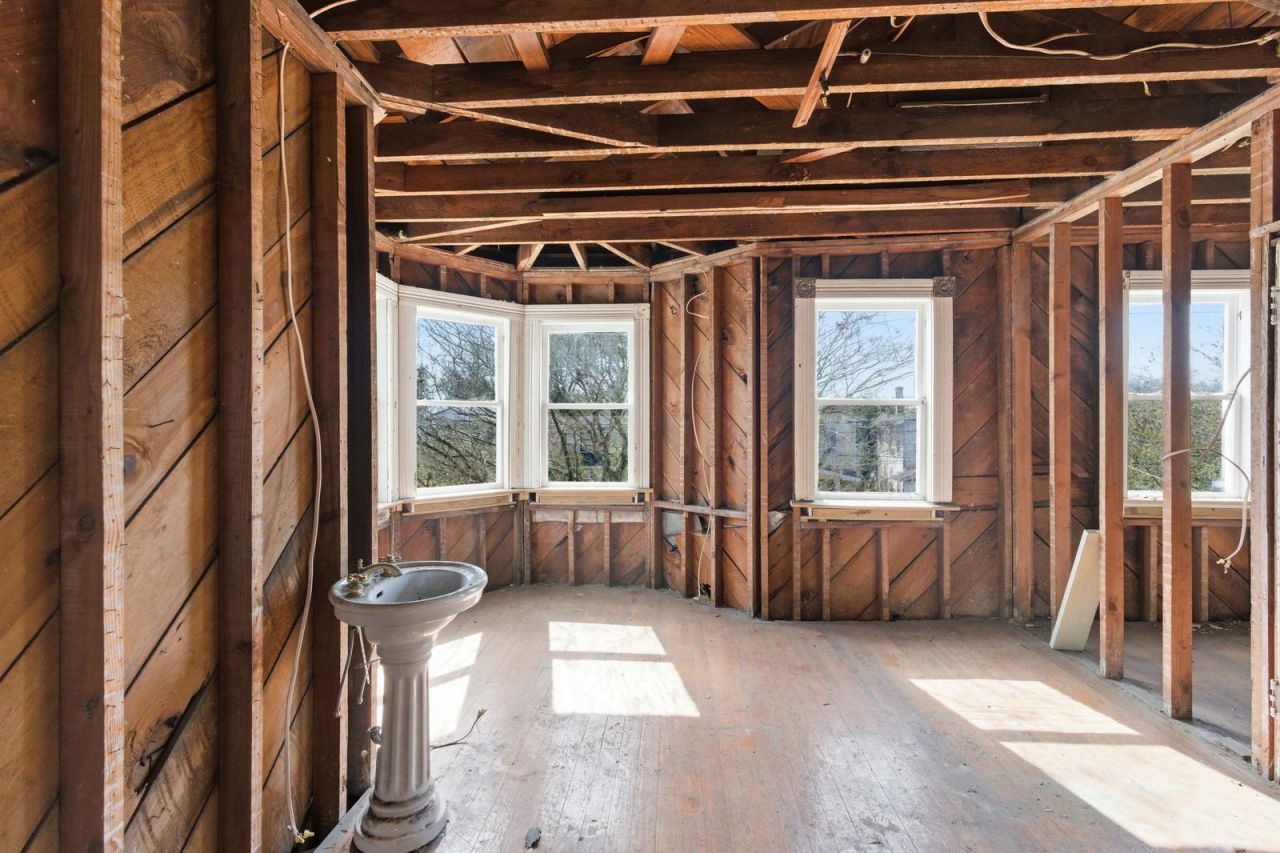 1130 King Street Photo 16