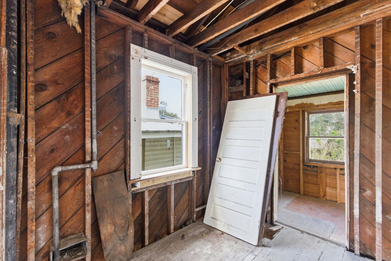 1130 King Street Photo 22