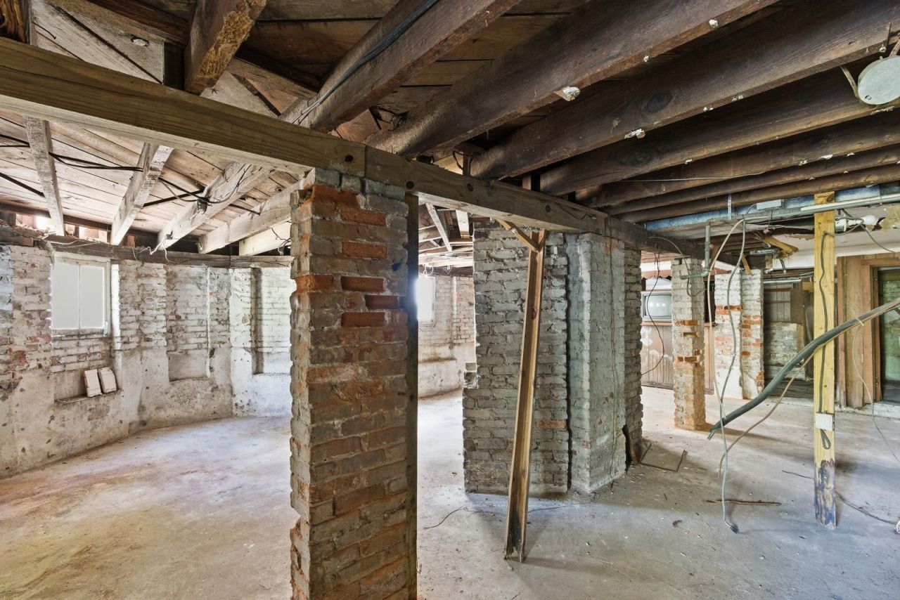 1130 King Street Photo 23