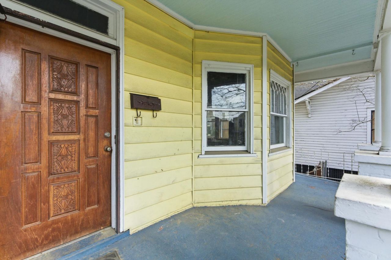 1130 King Street Photo 7