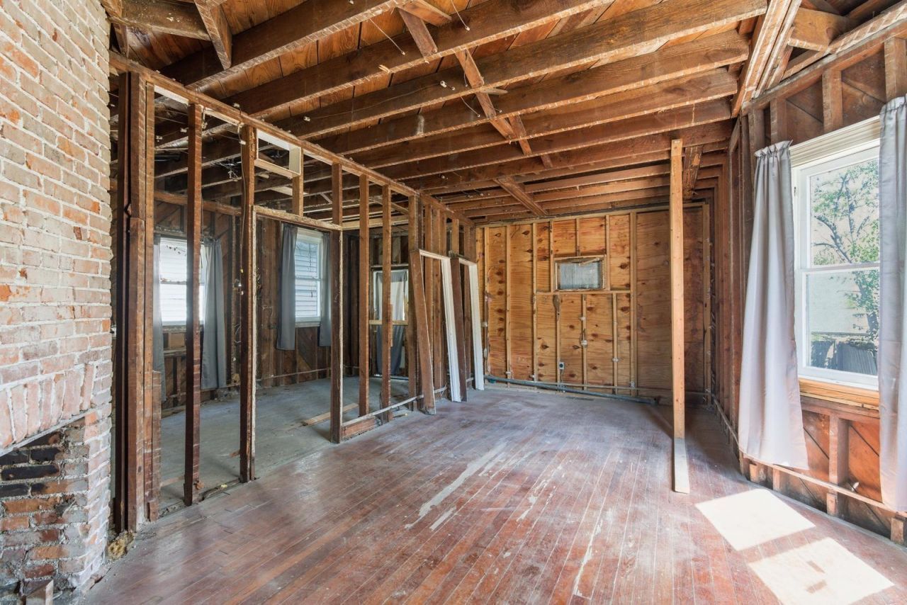 1130 King Street Photo 8