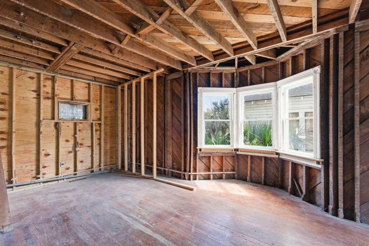 1130 King Street Photo 9