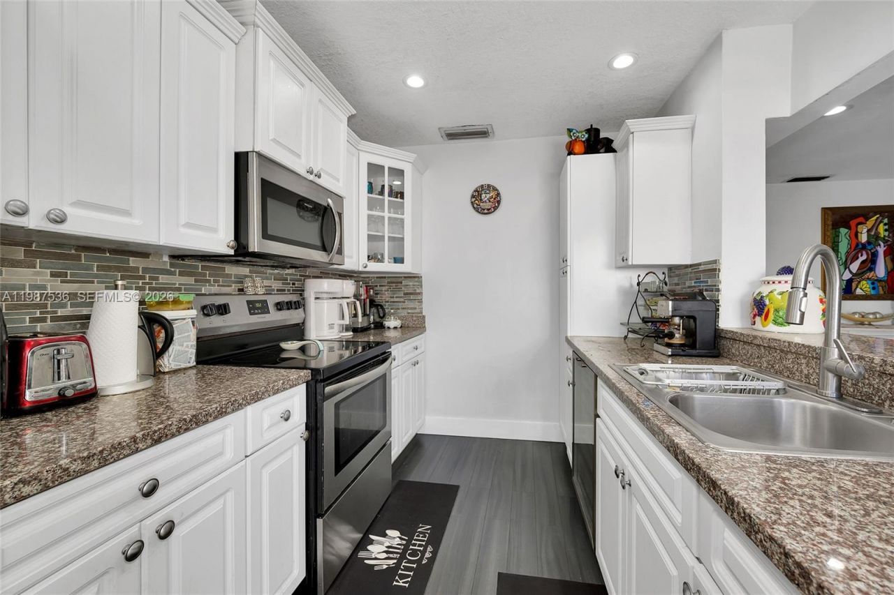 12324 SW 111th S Canal St Rd , Miami, FL 33186 Photo