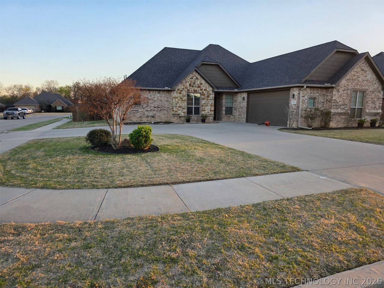 312 Wandering Way, Ardmore, OK 73401 Main Photo