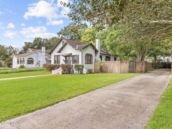 109 N Henry Street , Abbeville, LA 70510