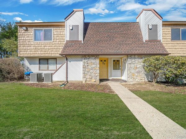 222 Pointe Circle N, Unit 2, Coram, NY 11727