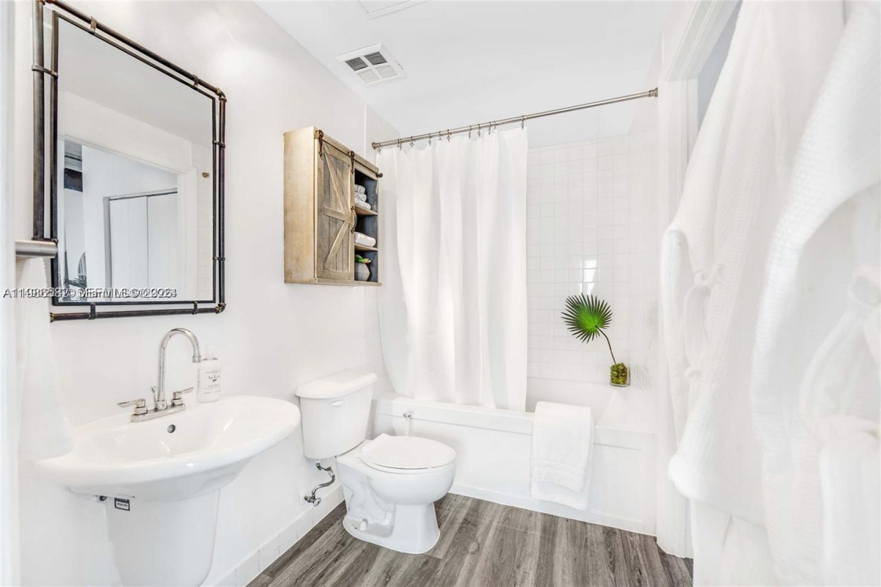 10 SW South River Dr , Unit 1505, Miami, FL 33130 Photo