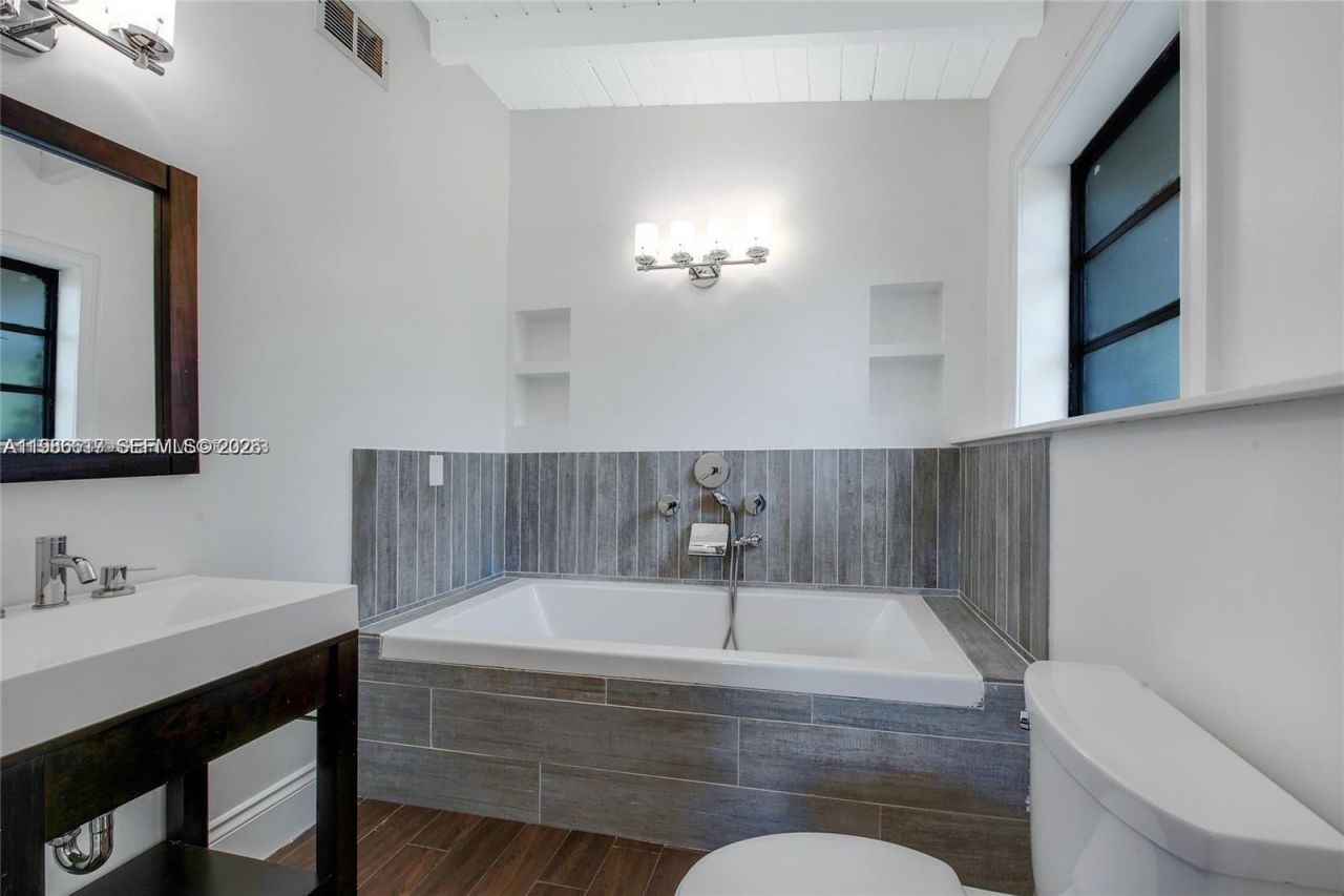 9005 SW 56th St, Miami, FL 33165 Photo