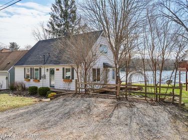 3822 Langley Drive, Hamburg Twp, MI 48169