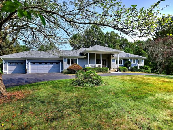 17 Bunker Hill, Woodbridge, CT 06525