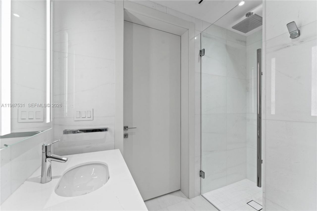 300 Biscayne Blvd Way , Unit 5003, Miami, FL 33131 Photo