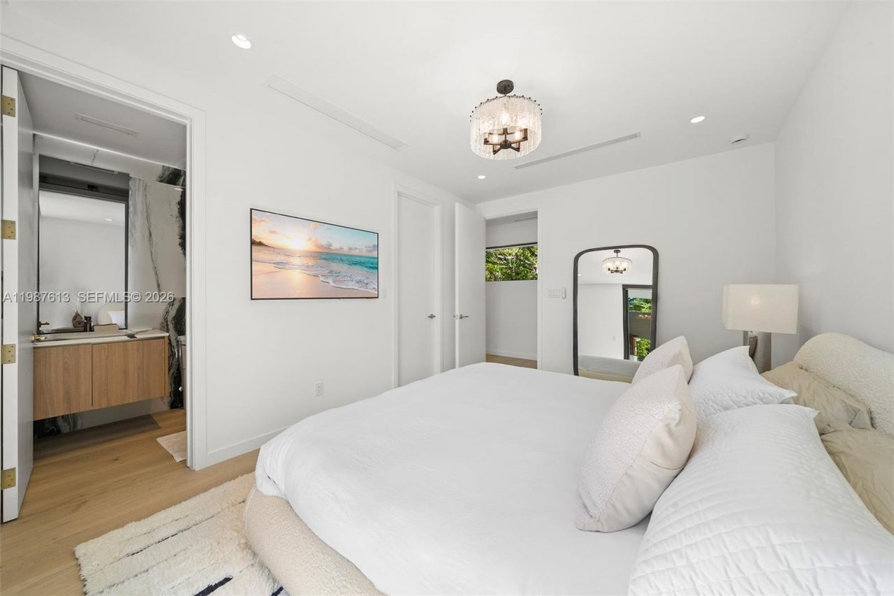 4041 S Le Jeune Rd , Miami, FL 33146 Photo