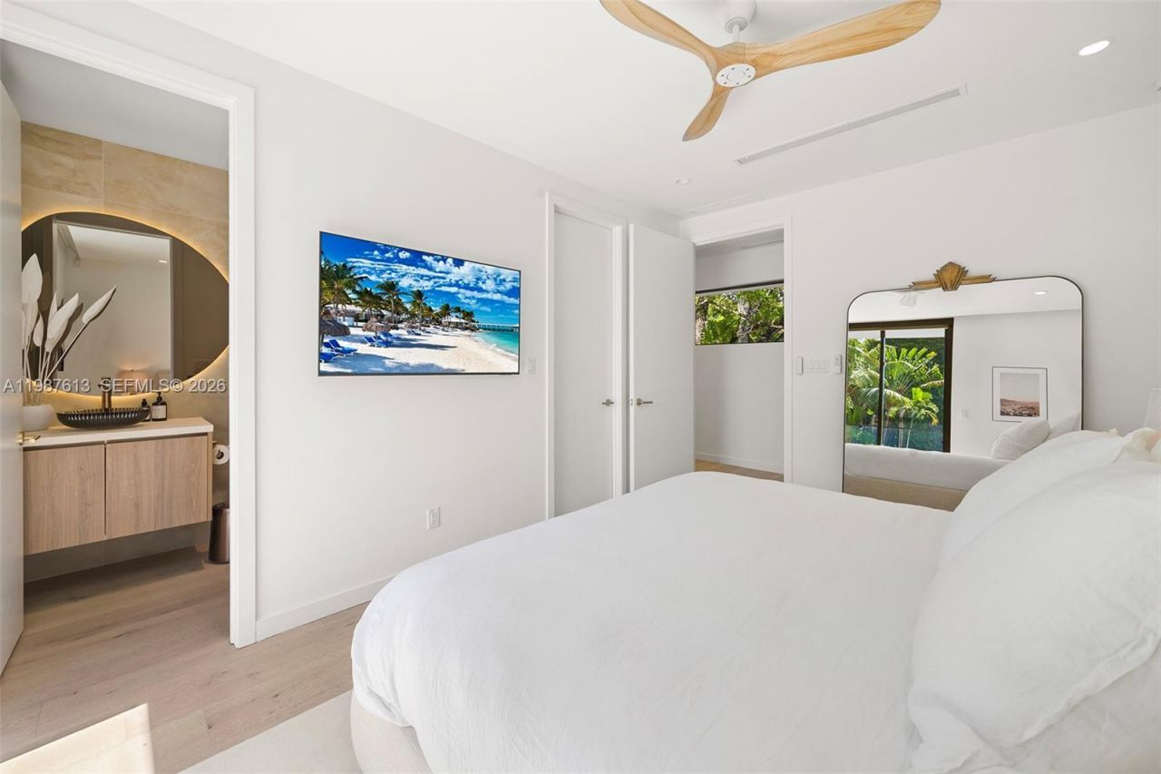 4041 S Le Jeune Rd , Miami, FL 33146 Photo