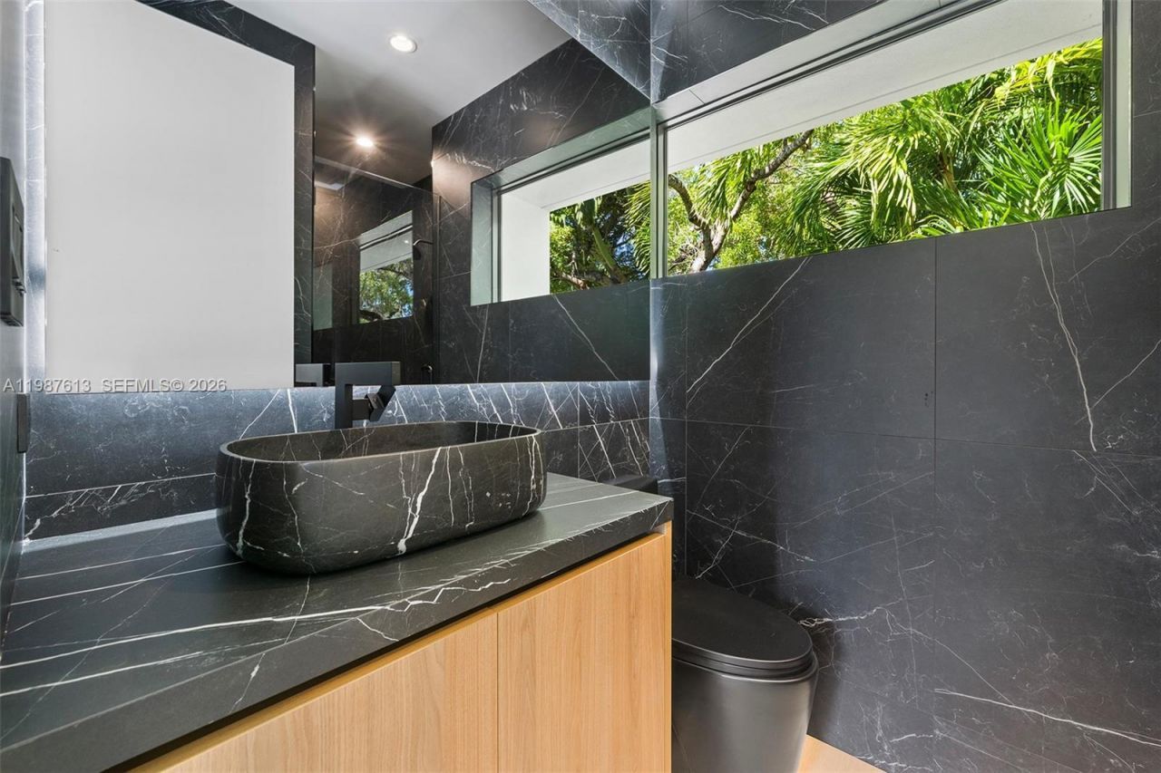 4041 S Le Jeune Rd , Miami, FL 33146 Photo