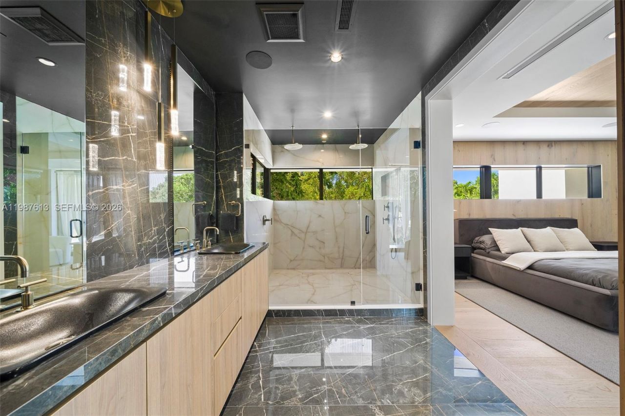 4041 S Le Jeune Rd , Miami, FL 33146 Photo