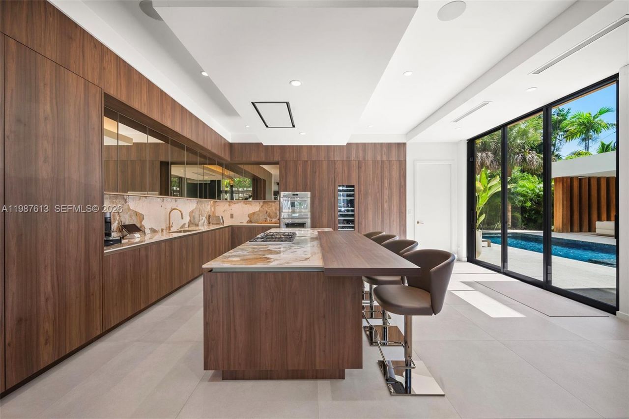 4041 S Le Jeune Rd , Miami, FL 33146 Photo