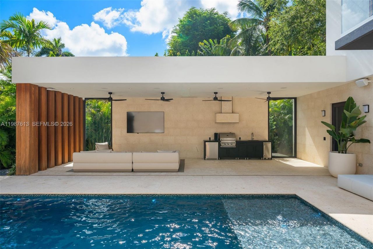 4041 S Le Jeune Rd , Miami, FL 33146 Photo