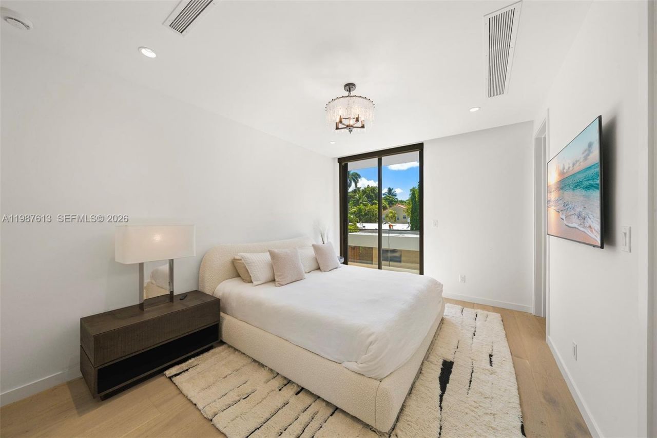 4041 S Le Jeune Rd , Miami, FL 33146 Photo