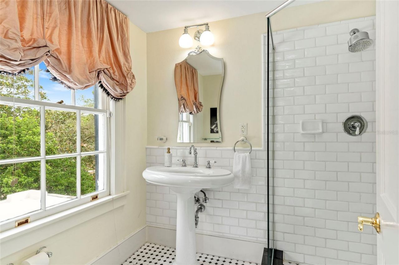 705 Delaney Avenue, Orlando, FL 32801 Photo