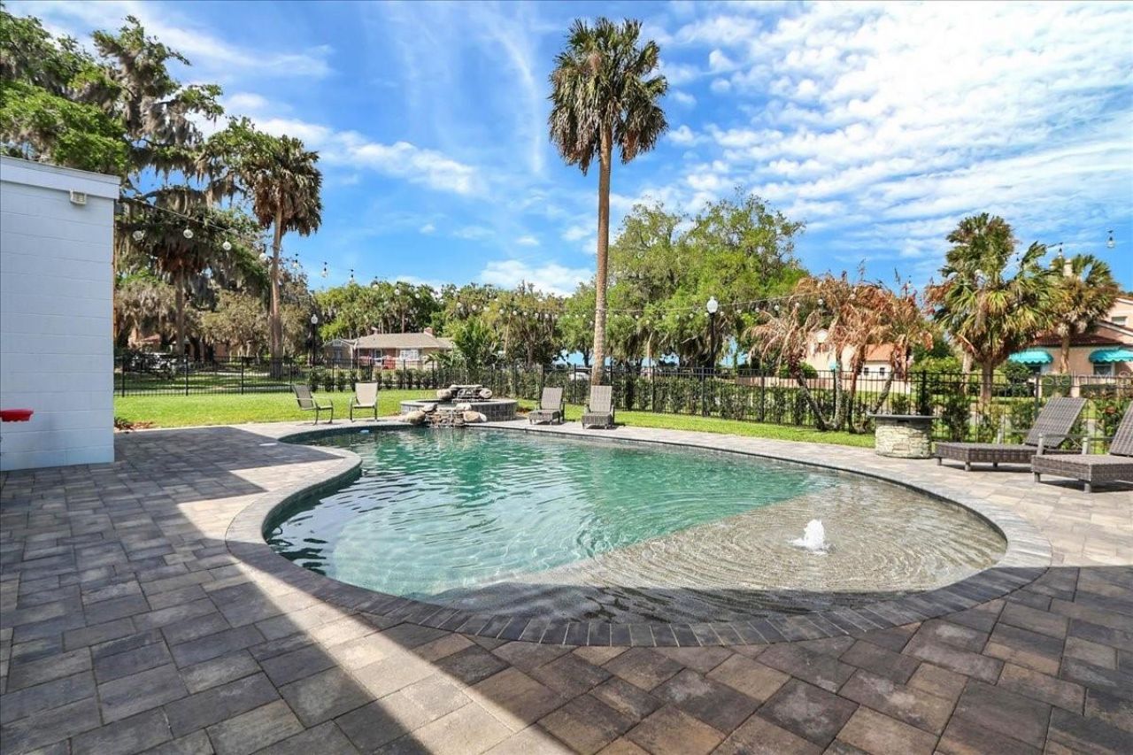 405 Lakeshore Drive, Leesburg, FL 34748 Photo