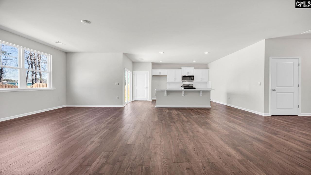 437 Leathertree Lane Photo 11