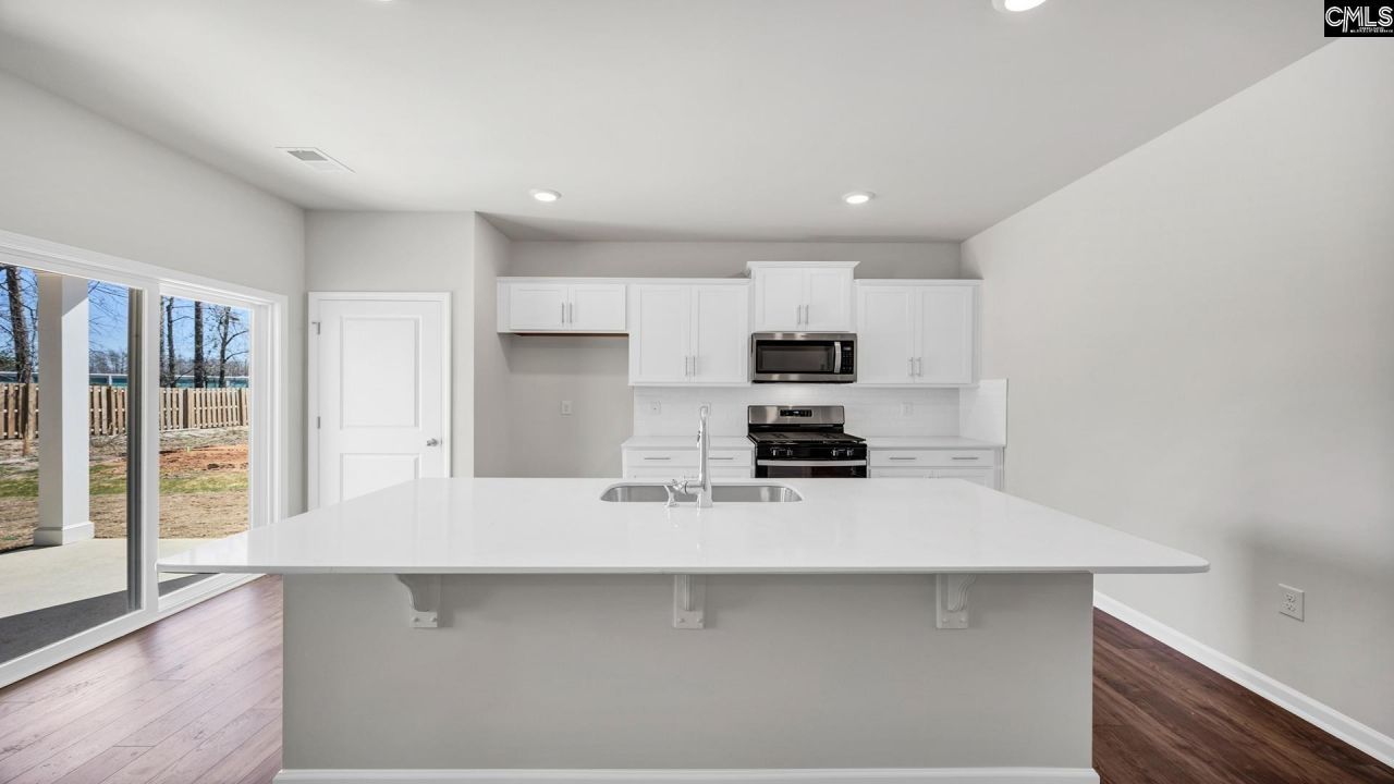 437 Leathertree Lane Photo 4