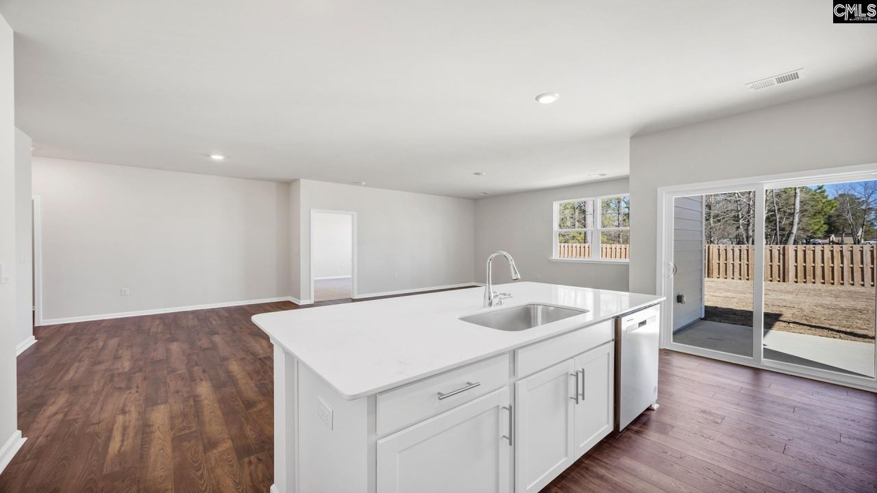 437 Leathertree Lane Photo 6