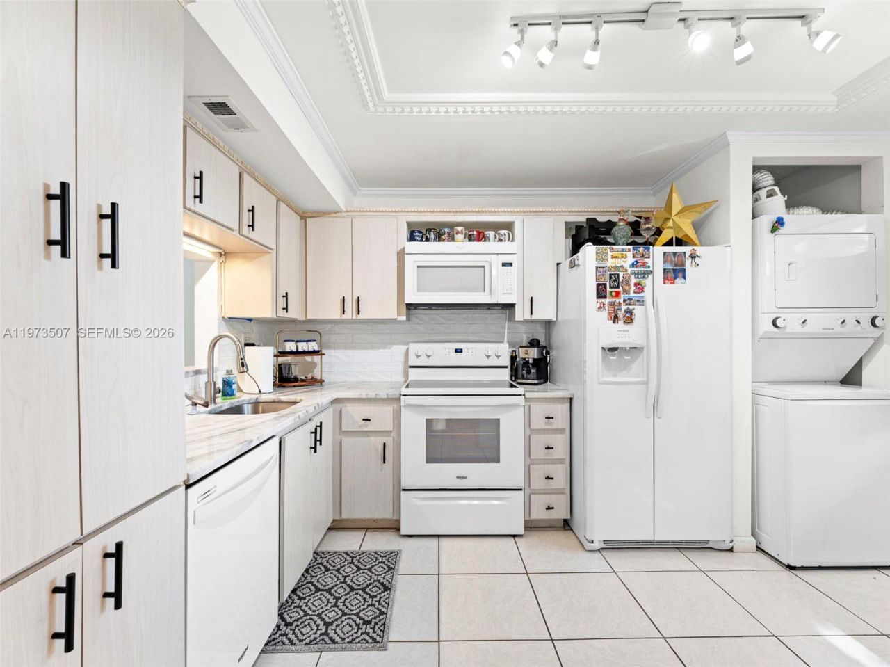 901 Colony Point Circle , Unit 304, Pembroke Pines, FL 33026 Photo