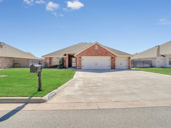 1016 North Ridge Boulevard, Altus, OK 73521