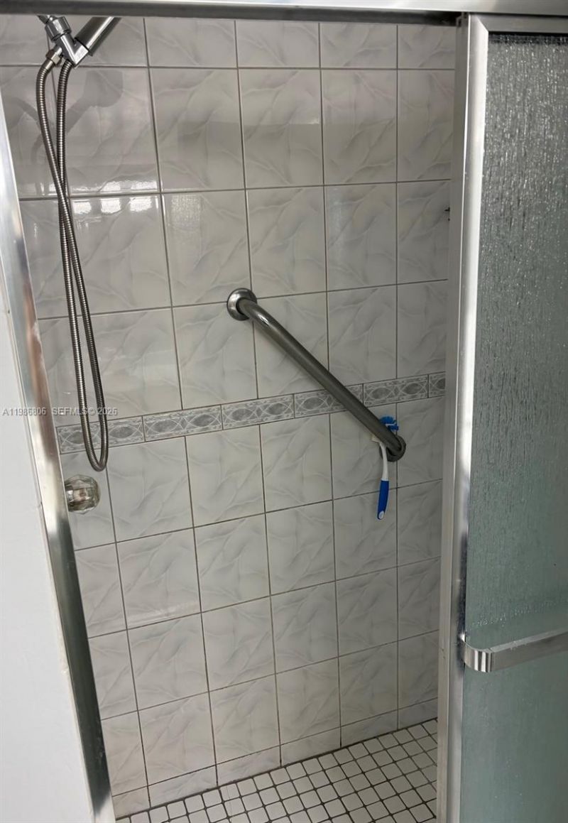 427 Golden Isles Dr , Unit 10D, Hallandale Beach, FL 33009 Photo