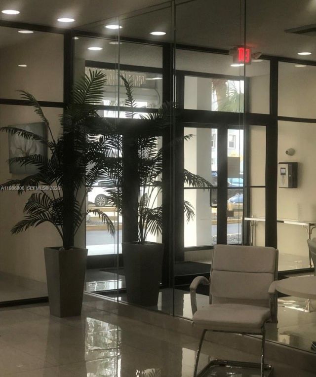 427 Golden Isles Dr , Unit 10D, Hallandale Beach, FL 33009 Photo