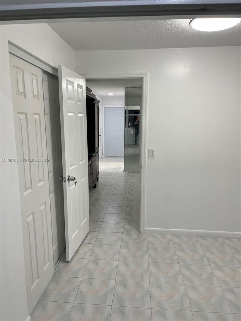 233 NE 14th Ave , Unit 406, Hallandale Beach, FL 33009 Photo