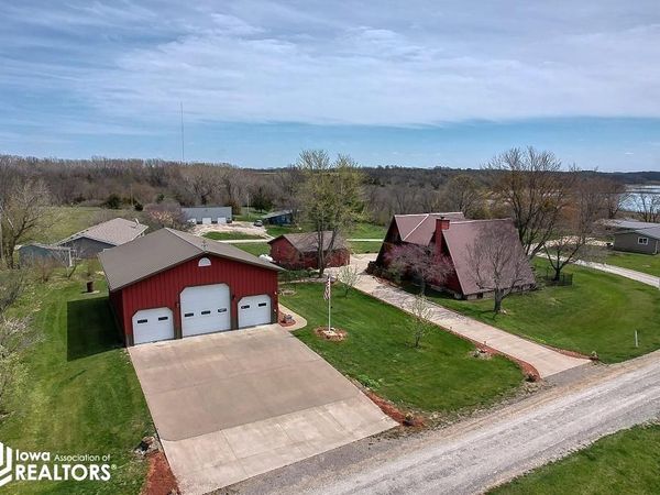 196 Lakeview Drive, Melrose, IA 52569