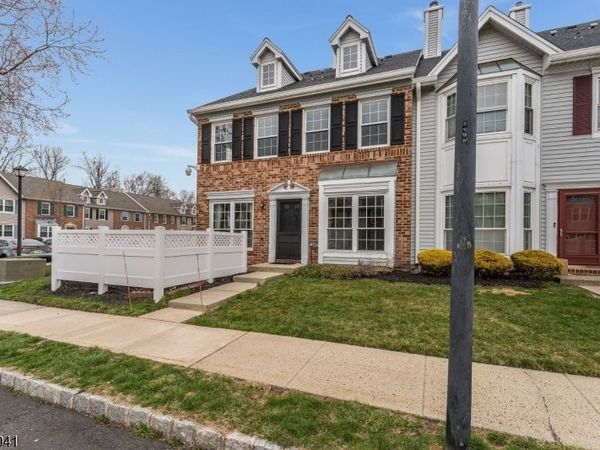 382 Hadleigh Ln, North Brunswick, NJ 08902