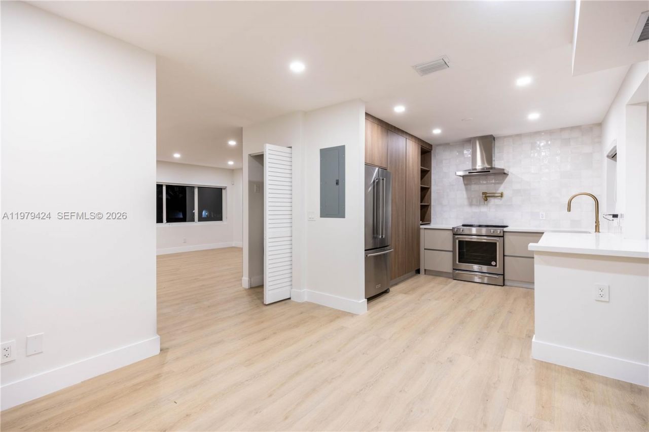 6070 SW 42nd St, Miami, FL 33155 Photo