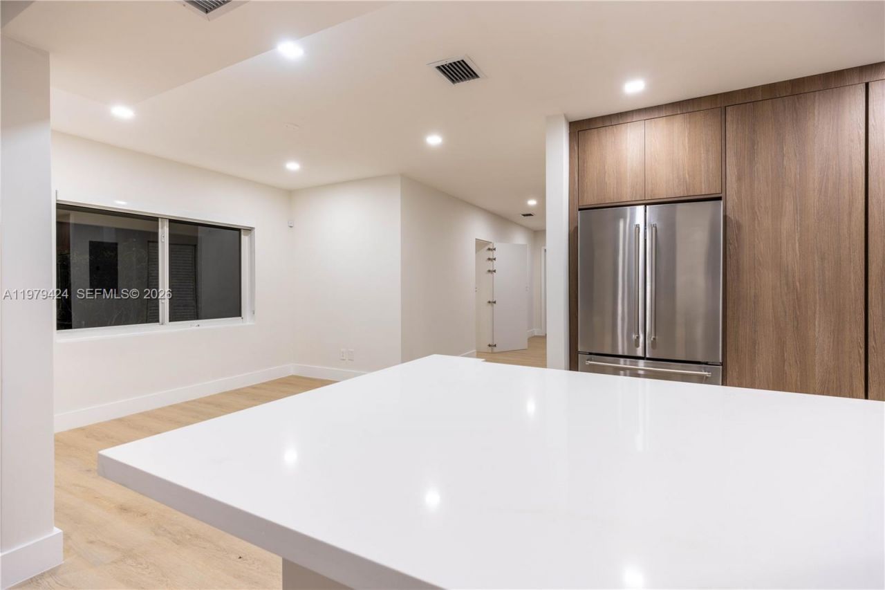 6070 SW 42nd St, Miami, FL 33155 Photo