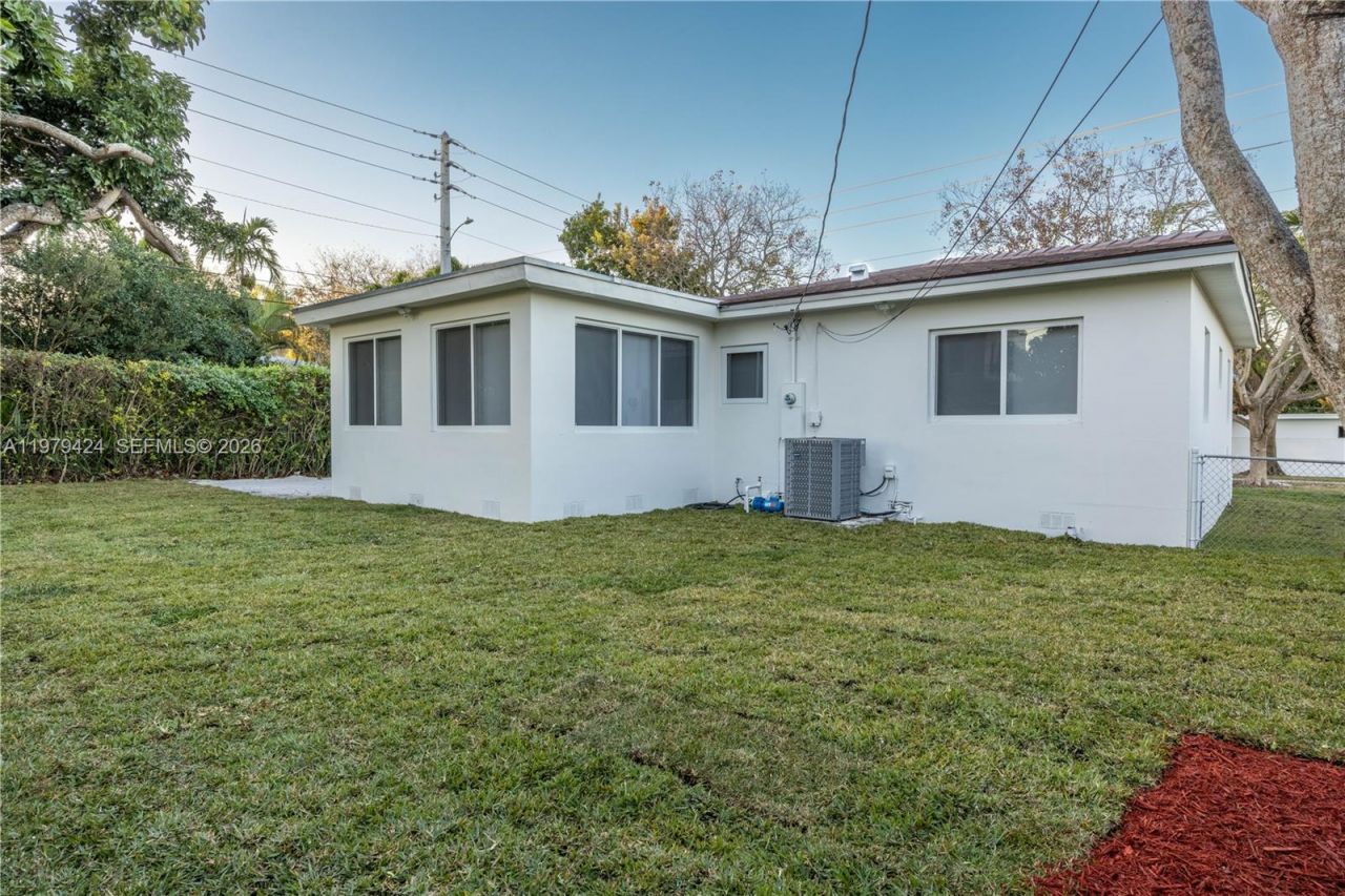 6070 SW 42nd St, Miami, FL 33155 Photo