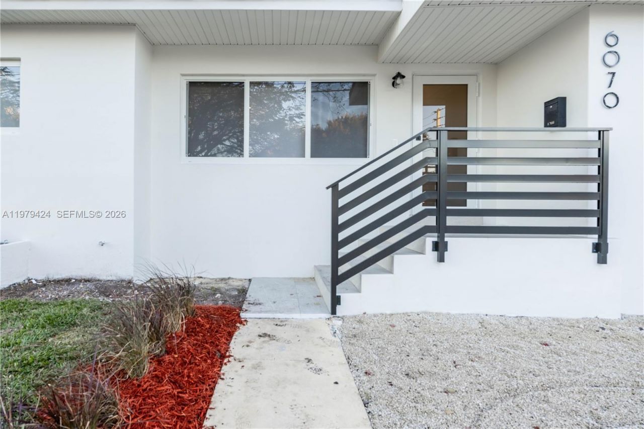 6070 SW 42nd St, Miami, FL 33155 Photo